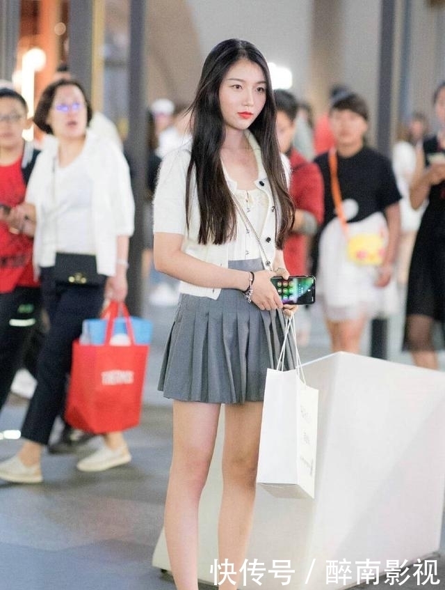 街拍短裙小姐姐,腿长貌美,时尚又清凉