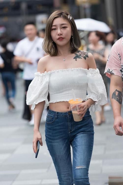牛仔裤|身穿修身打底裤的美女，日常服饰风格显得个性和造型，精致典雅！