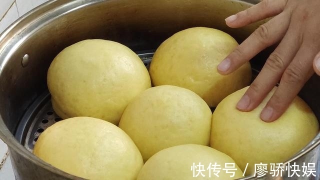 窝窝头|玉米面最好吃做法,开水锅里一倒,瞬间变美味,全家老小都爱吃