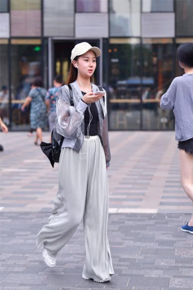 小姐姐|街拍:身材高挑的小姐姐,穿着打扮个性十足