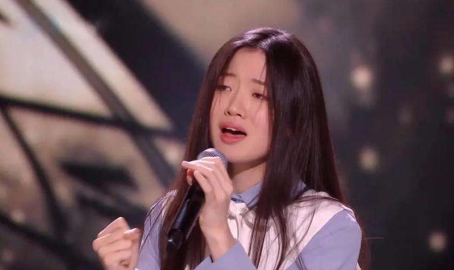 单依纯|单依纯夺冠,曾与李健合唱开口韩红都惊了,12岁预言做歌手会大红