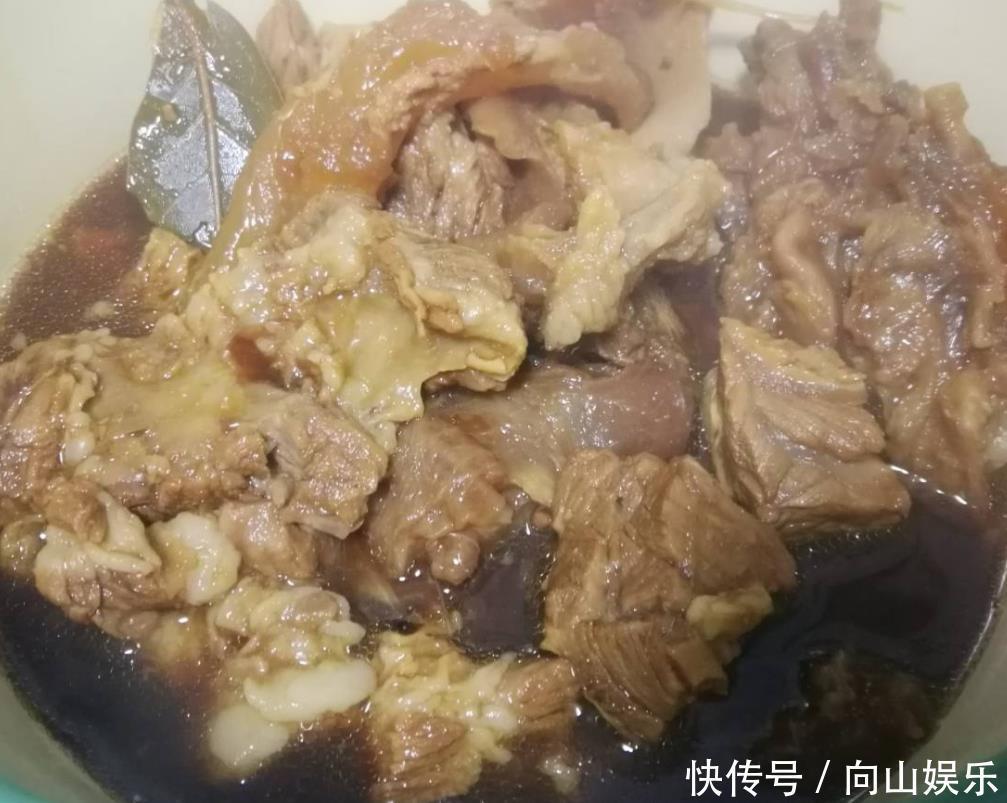 炖牛肉嚼不动咬不烂往锅里扔几片这东西，牛肉软烂入味还好吃