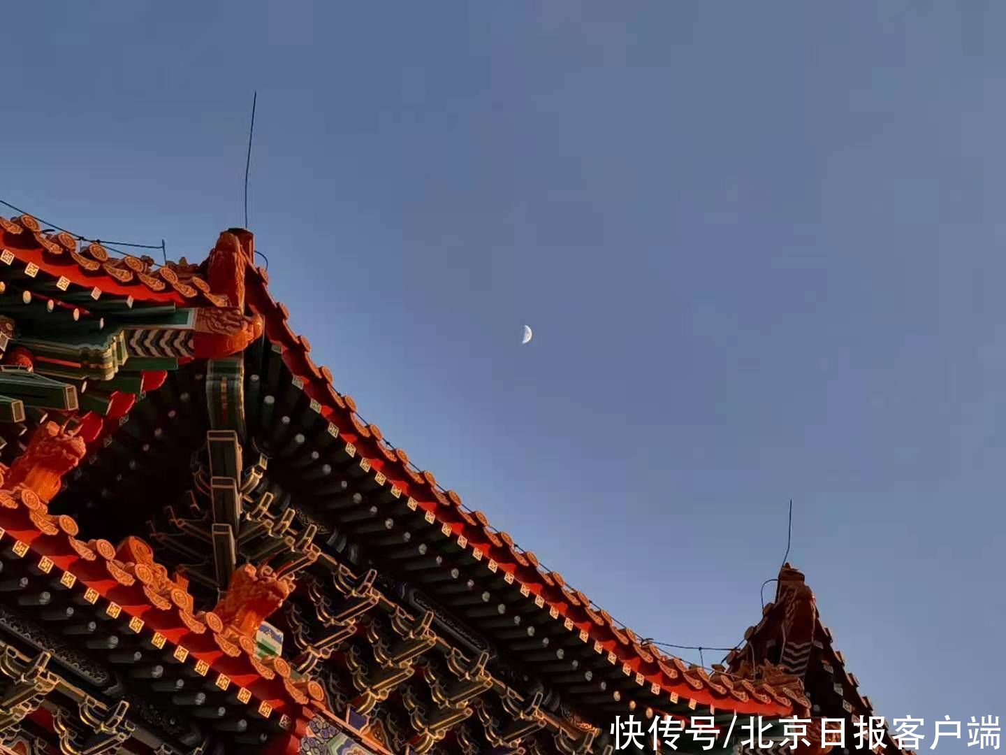 壮美 长云拖尾，夕阳映照，南海子公园北门的牌坊巍峨壮美