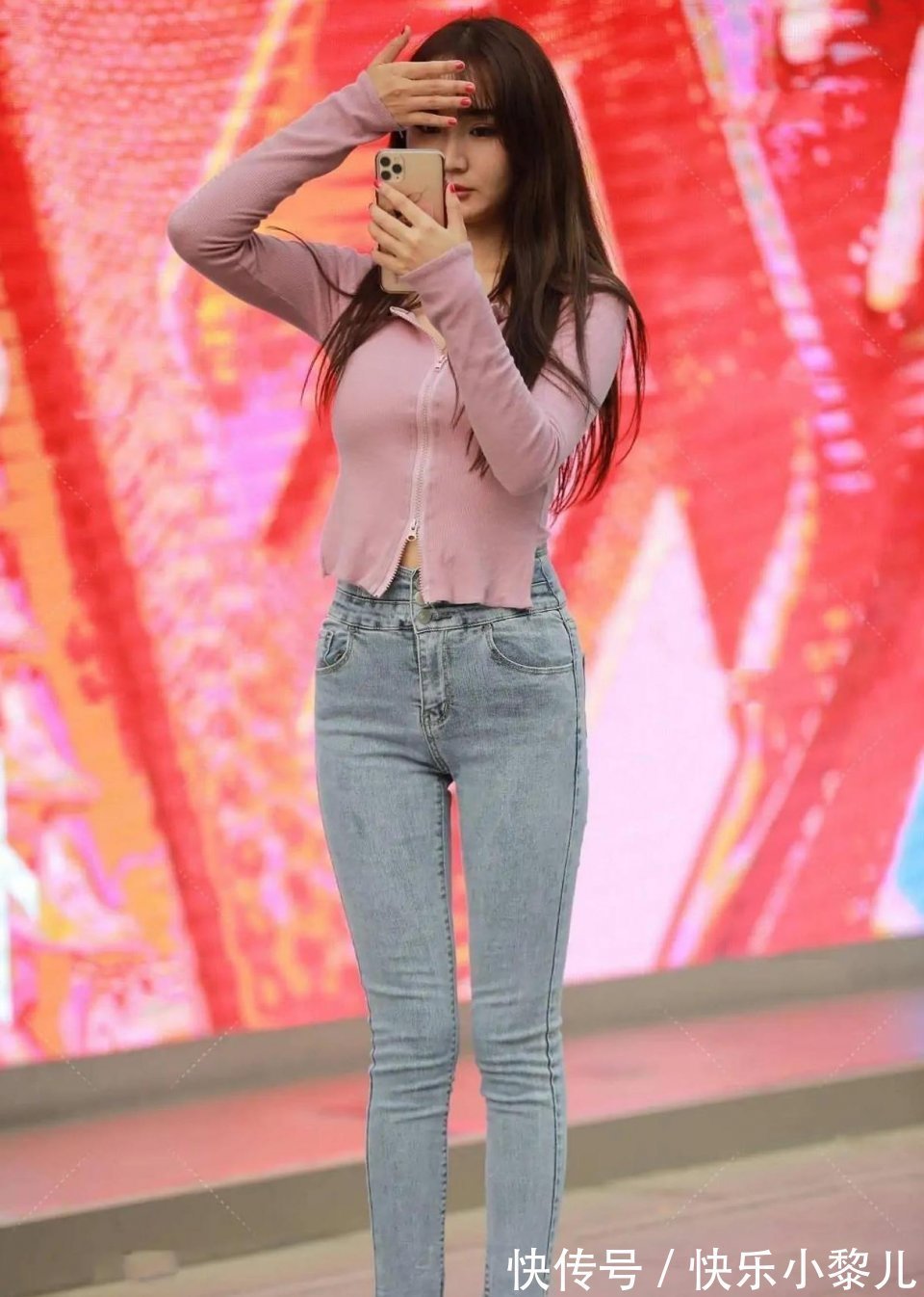 身段|非常清纯的北方姑娘,逛街逛的脚都疼了,好想过去帮她揉一揉!