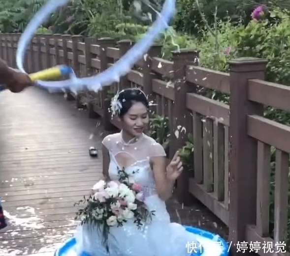 拍婚纱照|新娘坐在泡沫水中拍婚纱照,助理甩了50次,成片效果超棒
