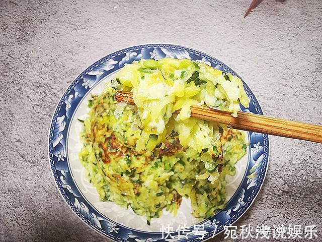 面粉|入伏后，吃肉没食欲，不妨尝尝这菜，简单煎一煎，既当菜又当饭
