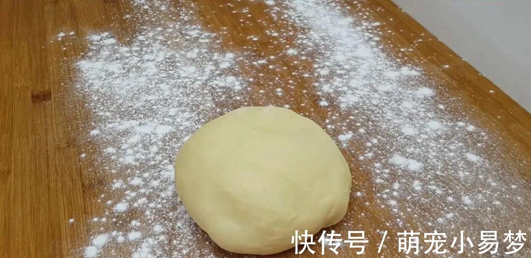 面粉这样做才好吃,撒2把芝麻,外皮焦脆又香甜,比面包烧饼好吃