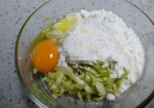 这菜别再炒着吃，用它来煎饼，可比韭菜好吃多了，吃过就忘不了