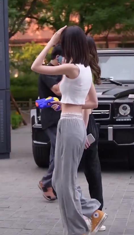 潮流精必须要有,这种露脐装还能流行二十年