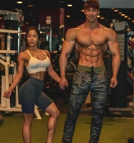 情侣|太有安全感了！这对健身情侣，上演“肌肉版”最萌身高差，羡慕了