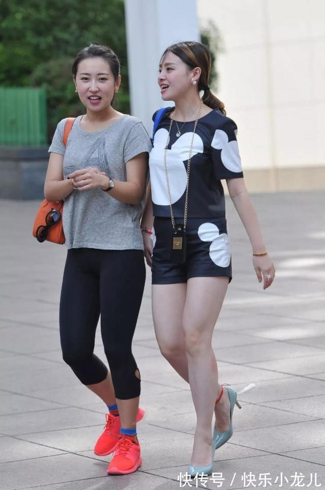 打底裤 打底裤很好身材,搭配简单的白色背心,显运动活力范十足