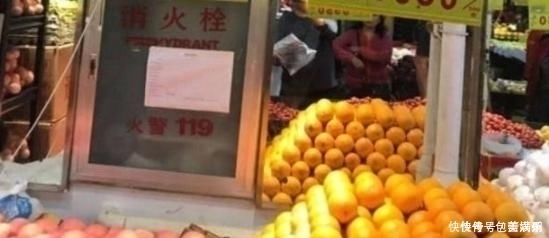 老板强迫症,硬把水果摆成这样,服务员叫苦,顾客却夸舒服