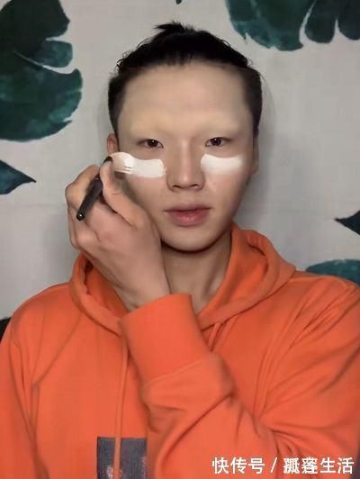 宇智波鼬|美妆博主仿妆“宇智波鼬”,开头涂山红红,看到成品怎么像是P的