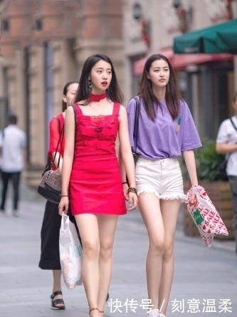 街拍:高颜值美女穿搭非常亮眼,五彩短裙别致漂亮,尽显端庄秀丽