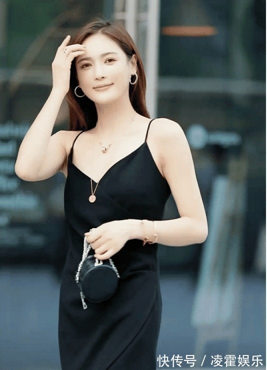 吊带 美女穿着吊带睡衣就上街,惊醒了谁的“盛夏光年”