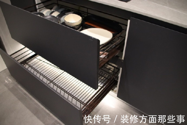 爱格|115平现代简约风,灰色影视墙是格栅和木饰面的结合