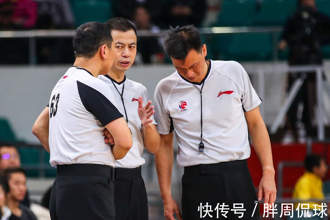 主教练|场面失控!李春江赛后欲找马布里算账,3名裁判极力阻拦险酿冲突