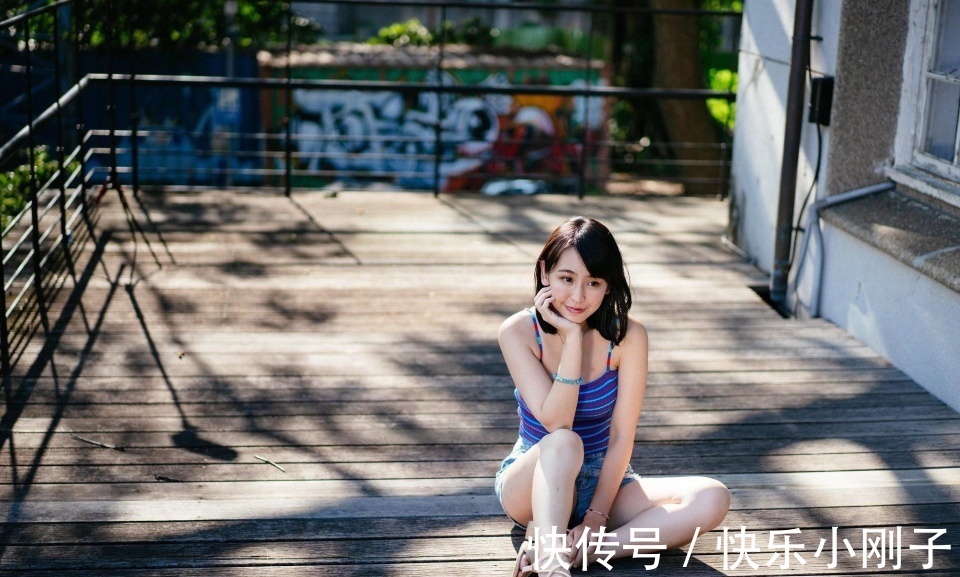 针织吊带|冰丝针织性感吊带背心搭配牛仔短裤，简略前卫穿出高档感