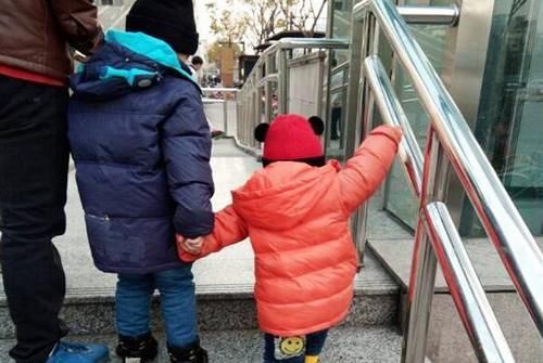 二胎政策|4口人挤24平米小房间，网友：就这还敢生？条件艰苦该不该生二胎