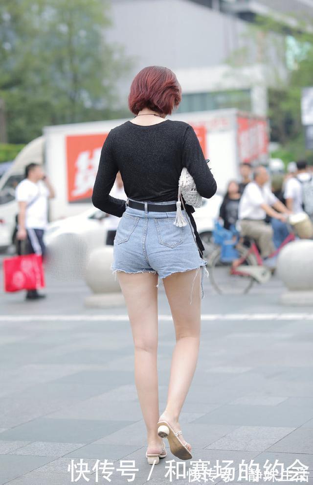 紧身 黑色紧身长袖搭配高腰牛仔短裙,时尚高挑,气质迷人