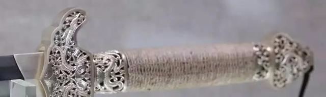 古越@他造的三把剑，一把卖出高价，一把开创历史，一把为金庸所邀