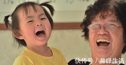 宝宝|为啥宝宝都爱摸妈妈胸前?问题比你想的要严重,别不当回事!