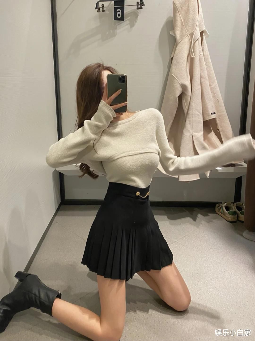 成熟优雅的小姐姐，穿着时尚的带百褶裙的毛衣，露出骄傲的姿态