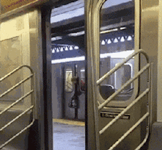 |搞笑GIF:前边那么多的武器都能理解,最后一个经历了什么?