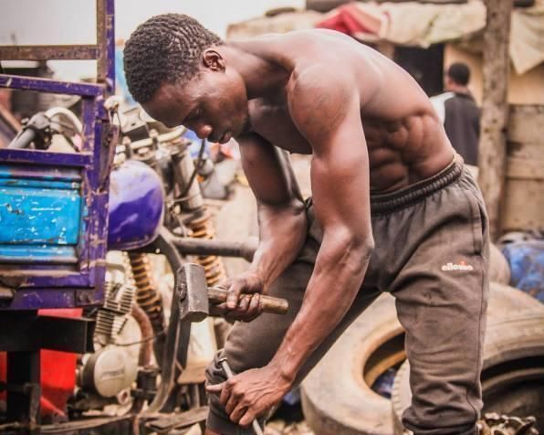 麻包袋|他从没去过健身房, 通过“干活”, 锻炼出一身肌肉!