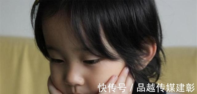 孩子|“新型冷暴力”在幼儿园悄悄蔓延,孩子内心委屈,家长却一无所知