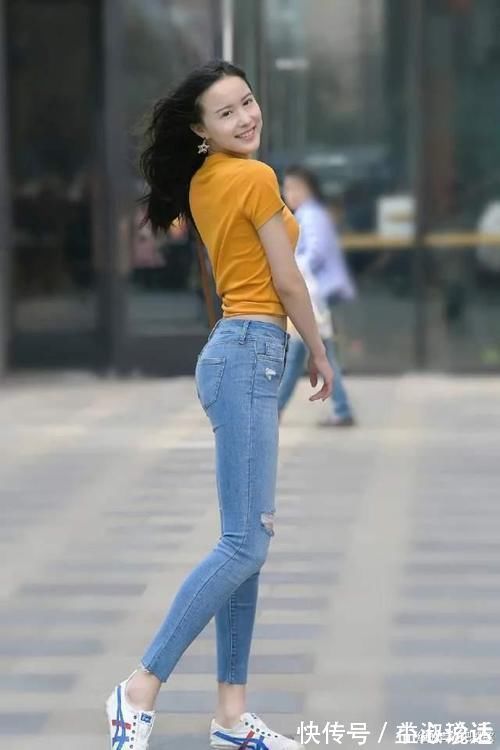 T恤衫 橘黄色短袖圆领T恤衫,搭配修身破洞牛仔裤,修饰出甜美好身材