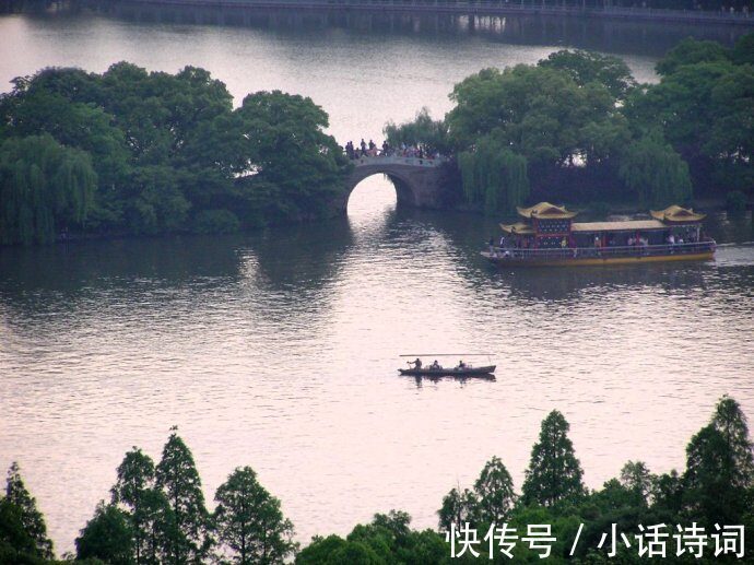 湖面@开场即巅峰，未来有可待：苏轼在杭州西湖，写下了人生的第一首词