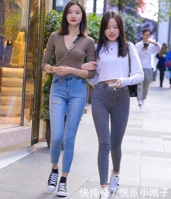 女们的穿衣|气质小姐姐冰清玉洁,走在街头十分养眼,你喜欢哪位小姐姐呢?