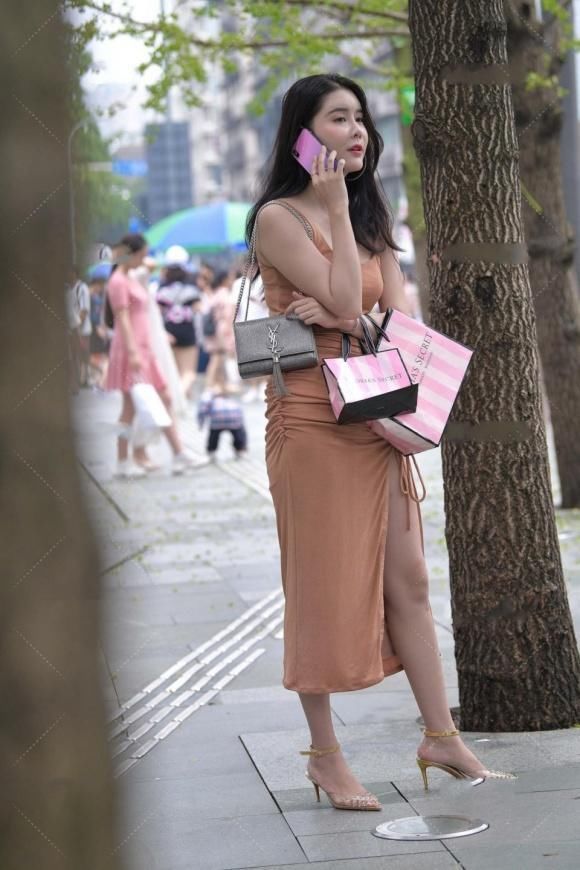 修身背心裙，简约又精致的穿搭，让你美丽出众又有范