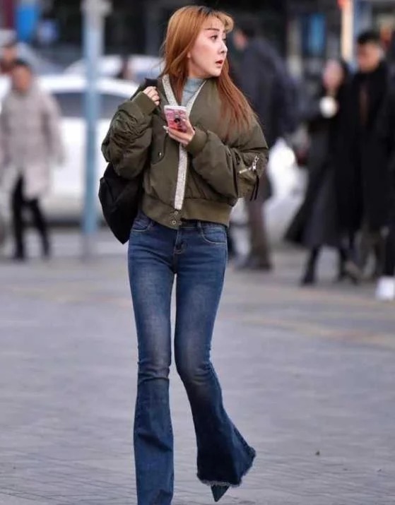 美女|街拍:语笑嫣然的美女,白色上衣配牛仔短裙,笑容甜美可爱