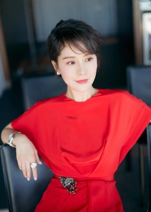 女人40岁后,别乱烫发这3种'短发'不仅减龄,还特别好看