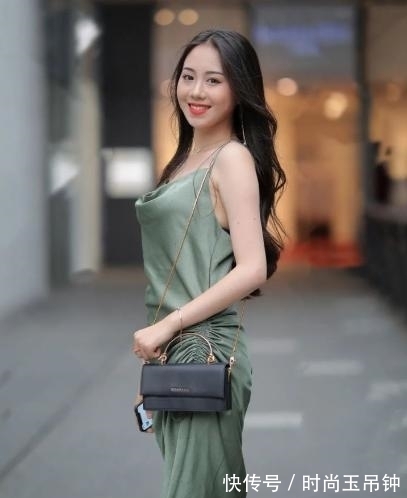 秋天 秋天来了如何穿裙子?藏青色连衣裙搭配高跟鞋,清新脱俗