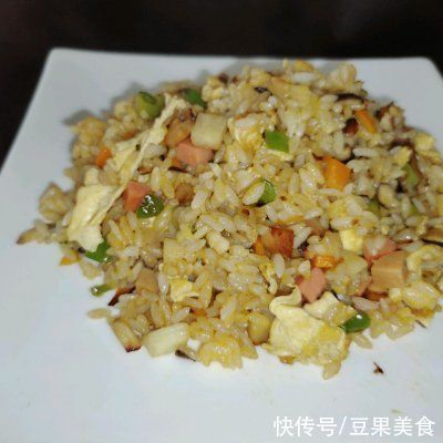 香肠丁|好吃的家常时蔬炒饭是这样做的，营养美味，看一遍就会