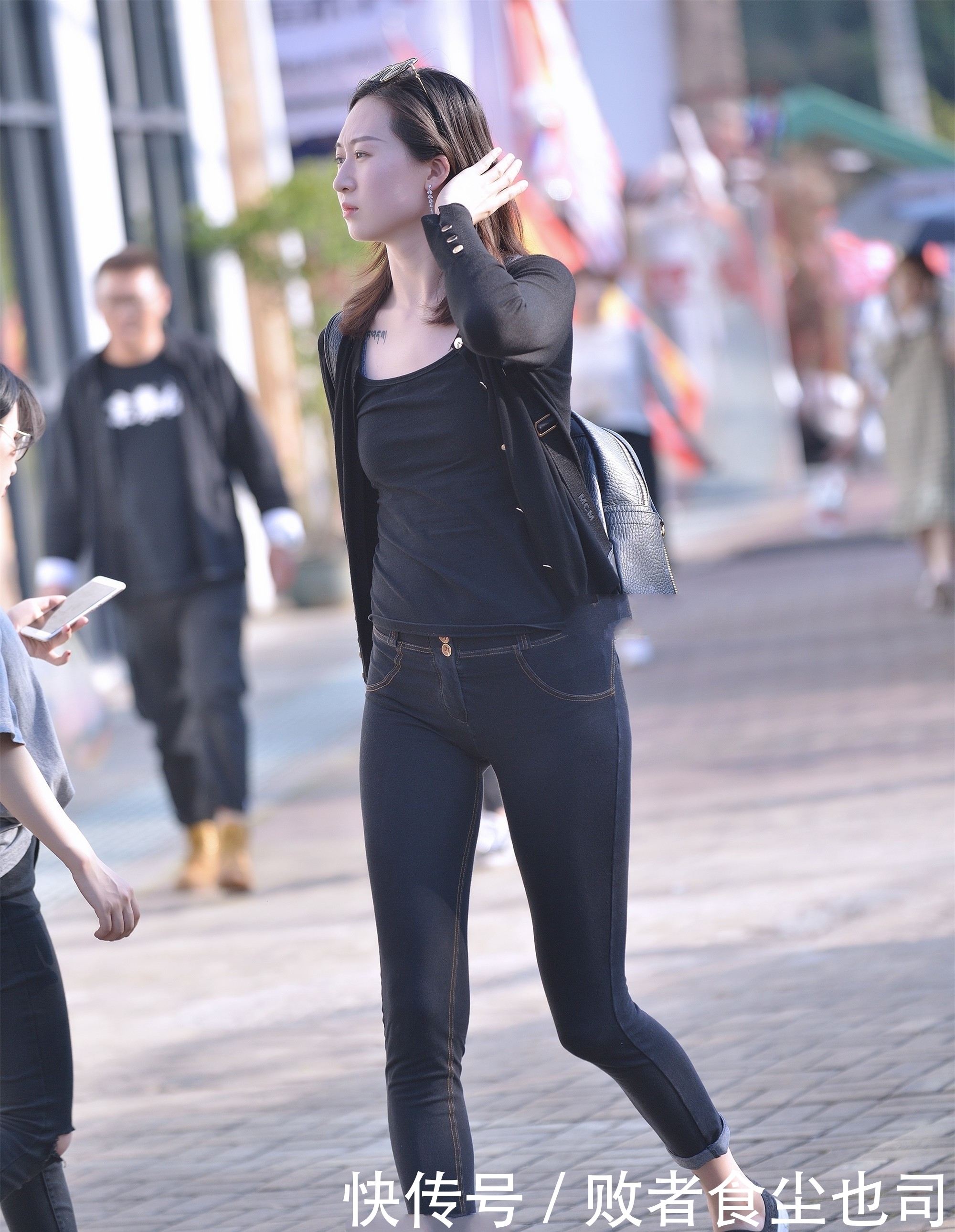 休闲|黑色开衫搭配经典牛仔裤,简约舒适,显时尚休闲感