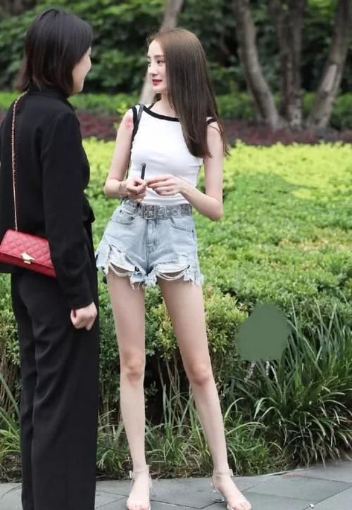路人街拍清凉时尚的长发美女,小姐姐这腿美得不讲道理啊