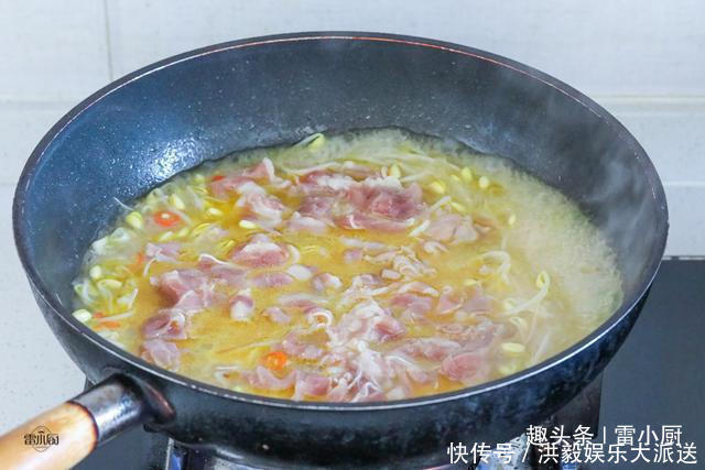 我家饭桌上一年到头都有这道菜，焯个水煮一煮，六七分钟就上桌