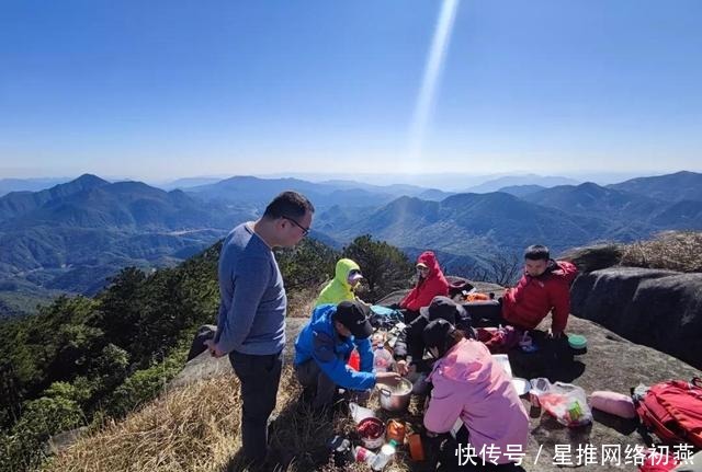 仙游石剑山，山顶一巨石形似利剑，有点霸气