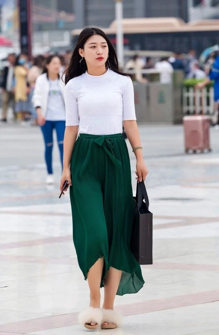 飘逸|街拍:飘逸无袖百褶长裙搭配,穿出呼之欲出的优雅感!