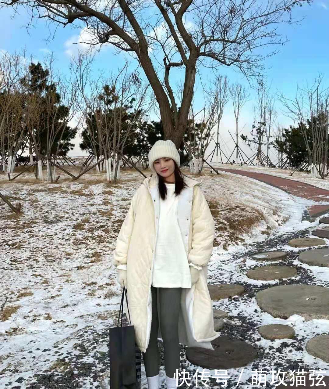 今年十分流行“白月光”时尚穿搭,高级不撞衫,时髦精们都爱了