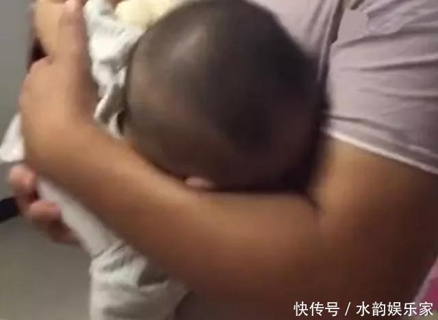 姿势|爸爸哄孩子半个小时以为睡着了，妈妈走近一看，忍不住笑出声