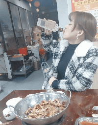 |搞笑GIF:一转身美美哒