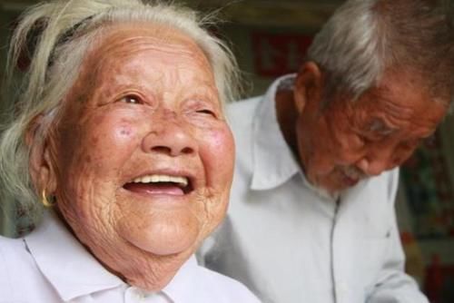 日常生活中|高血压人群不能吃大蒜吗？提醒：若想稳住血压，这5种食物要少吃