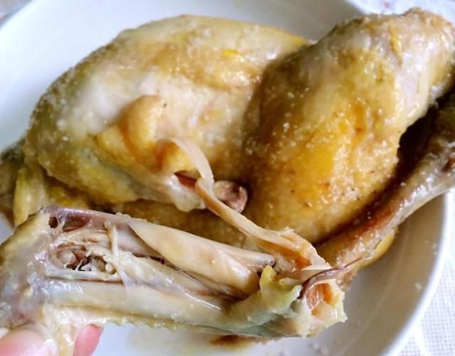 电饭锅烧整鸡，不加一滴水，鸡肉连带骨头都酥香软烂，唇齿留香