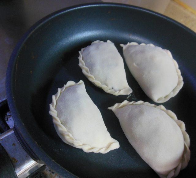 无油三鲜韭菜盒,皮薄馅大,配上一碗粥,早餐吃着超满足