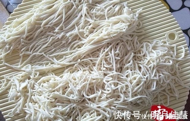 原来做手擀面这么简单，东北婆婆教的这个方法真好用！